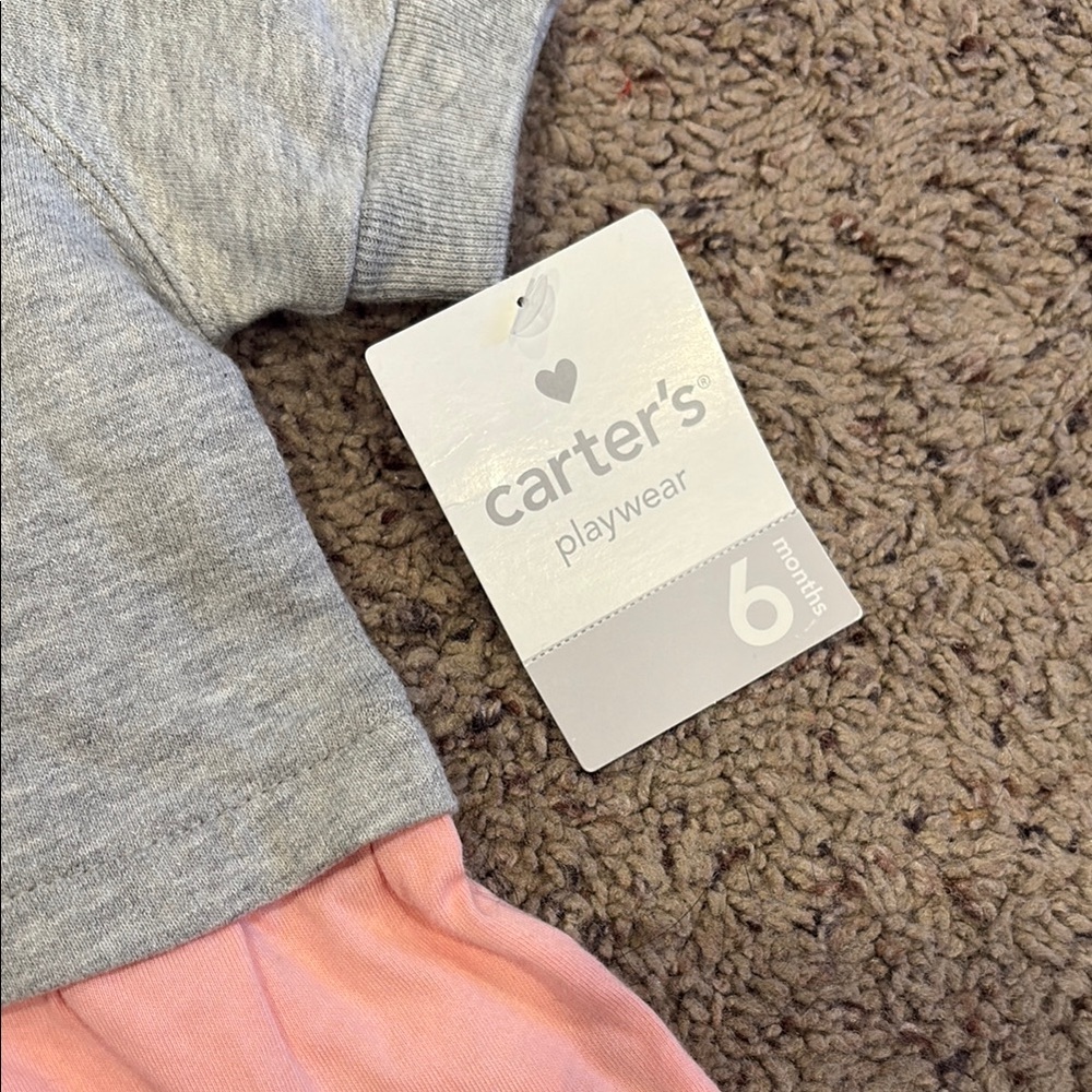 Carter's Super Cute Baby Outfit with Socks - Picture 4 of 5